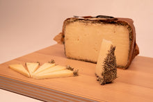 Cargar imagen en el visor de la galería, Don Apolonio Añejo Reserva Envejecido En Manteca Con Romero